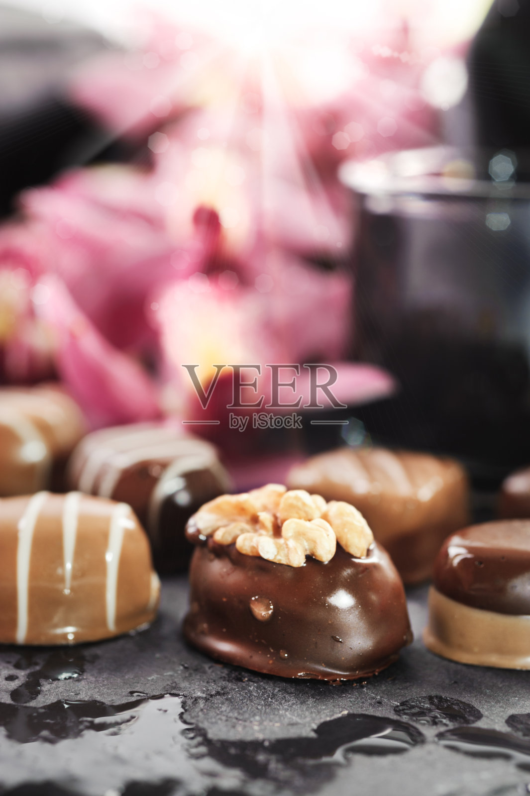 巧克力果仁糖在抽象的自然背景照片摄影图片