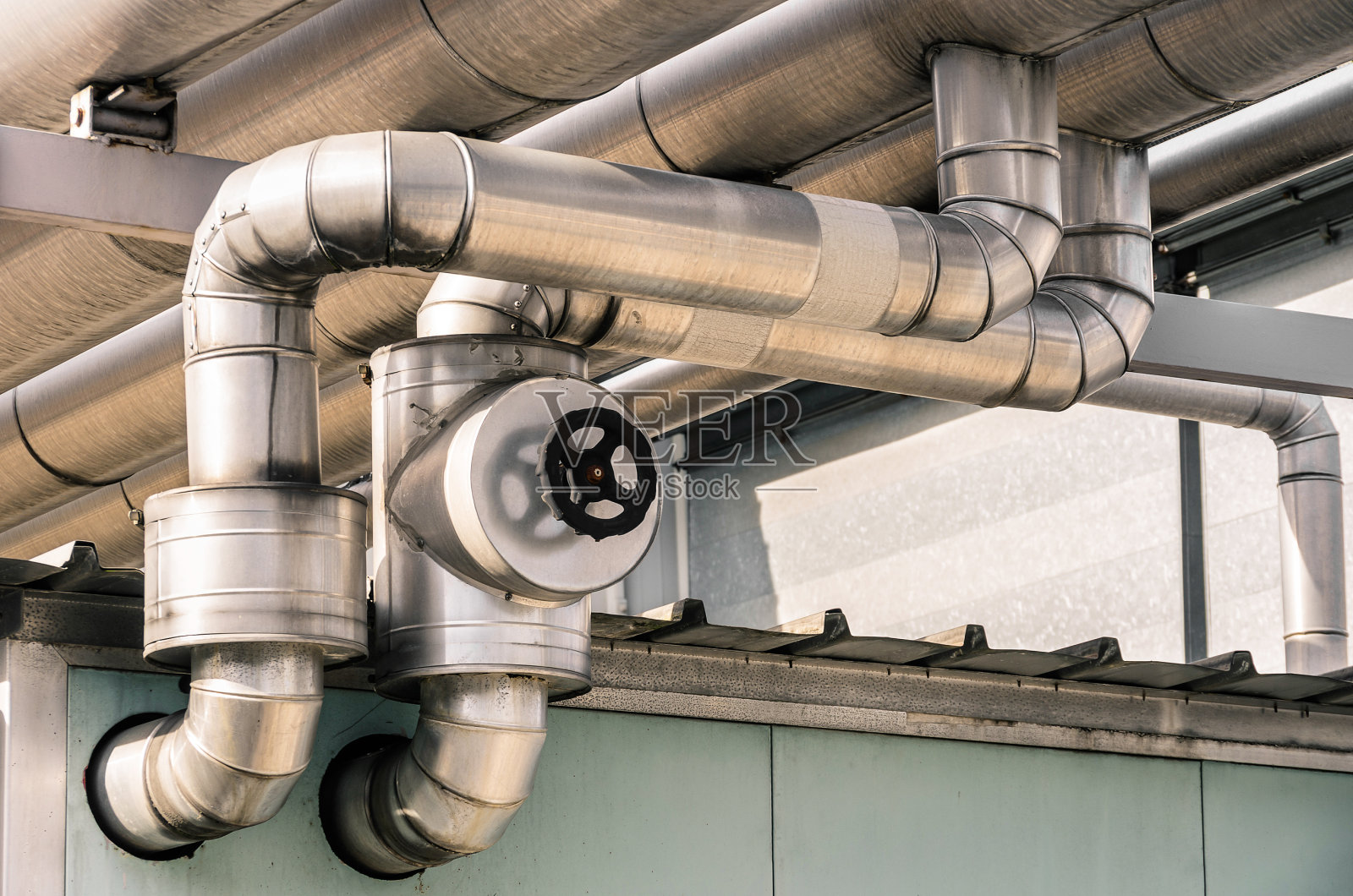 石油和天然气炼油厂的工业管道照片摄影图片