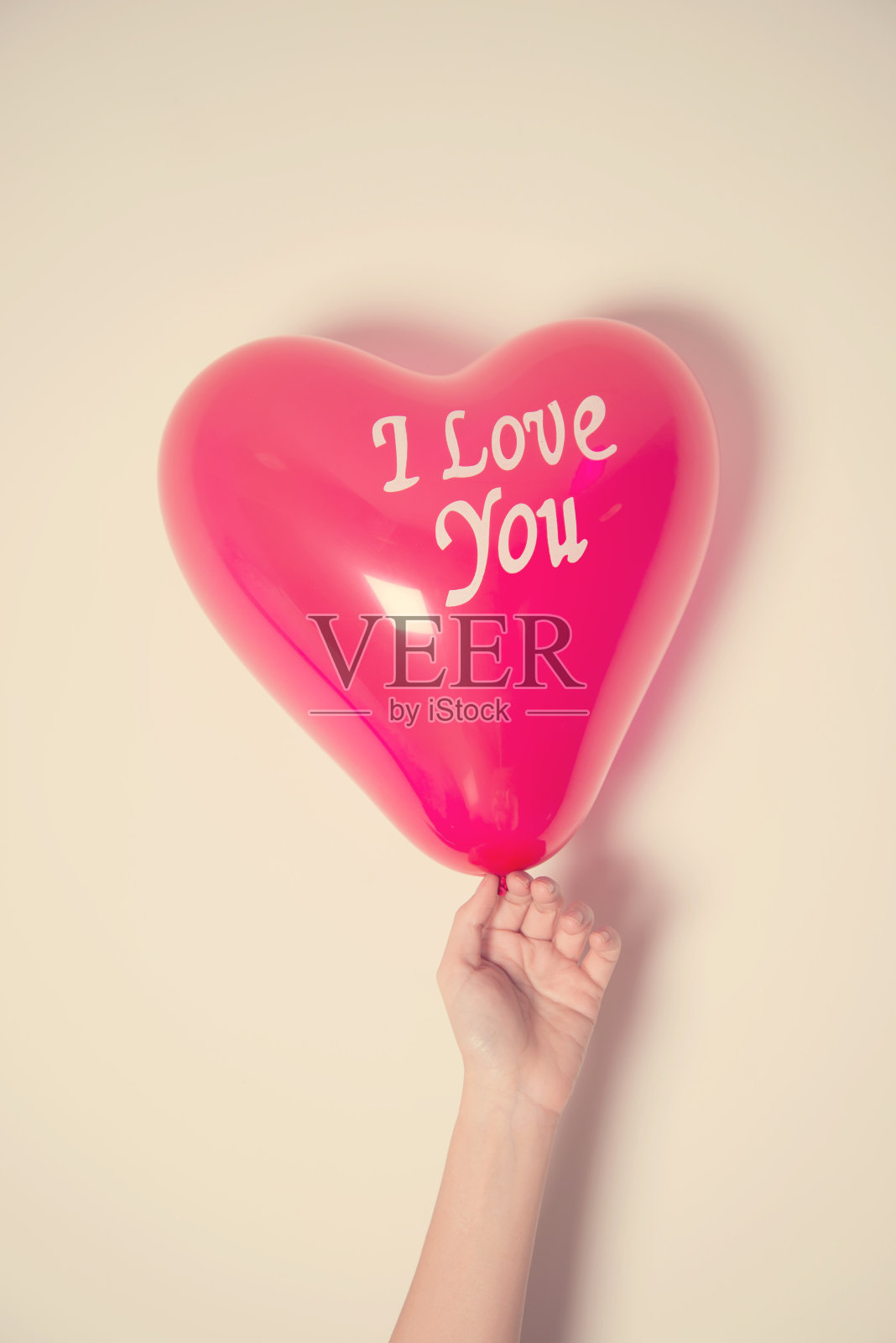 手握气球,发短信说我爱你照片摄影图片