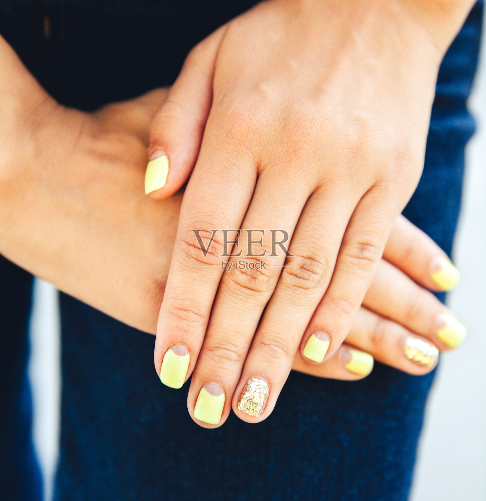 女性的手与时尚的彩色指甲照片摄影图片