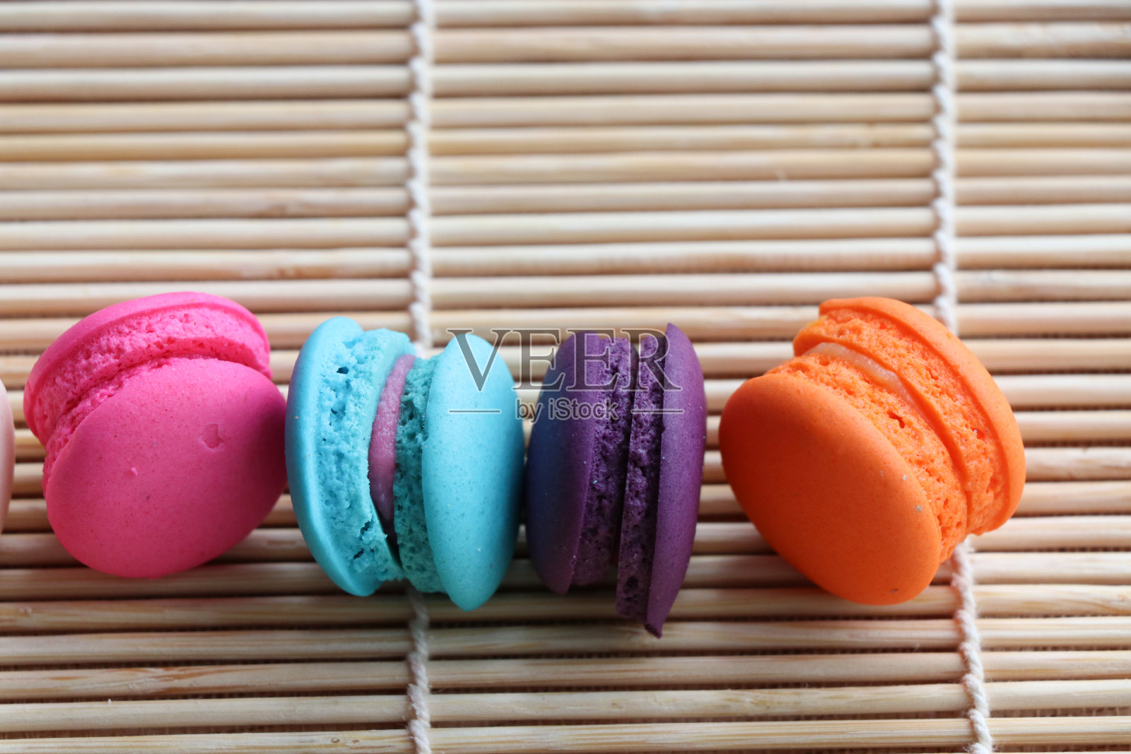 竹席上的甜糖马卡龙,美味多彩照片摄影图片