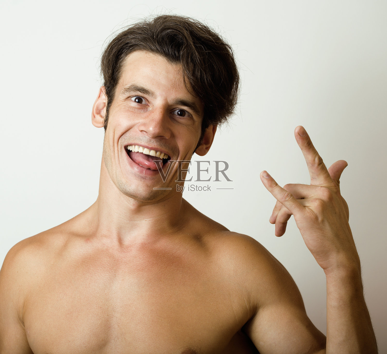 年轻英俊的男子与时尚的发型在白色的背景拇指照片摄影图片