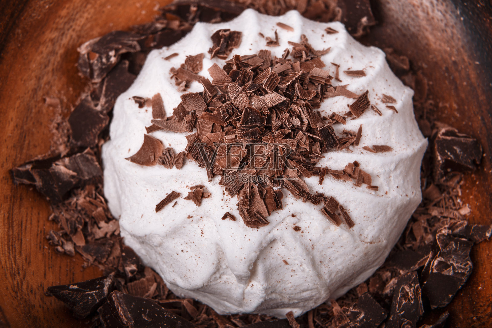 西风大风里的巧克力片配上微片照片摄影图片