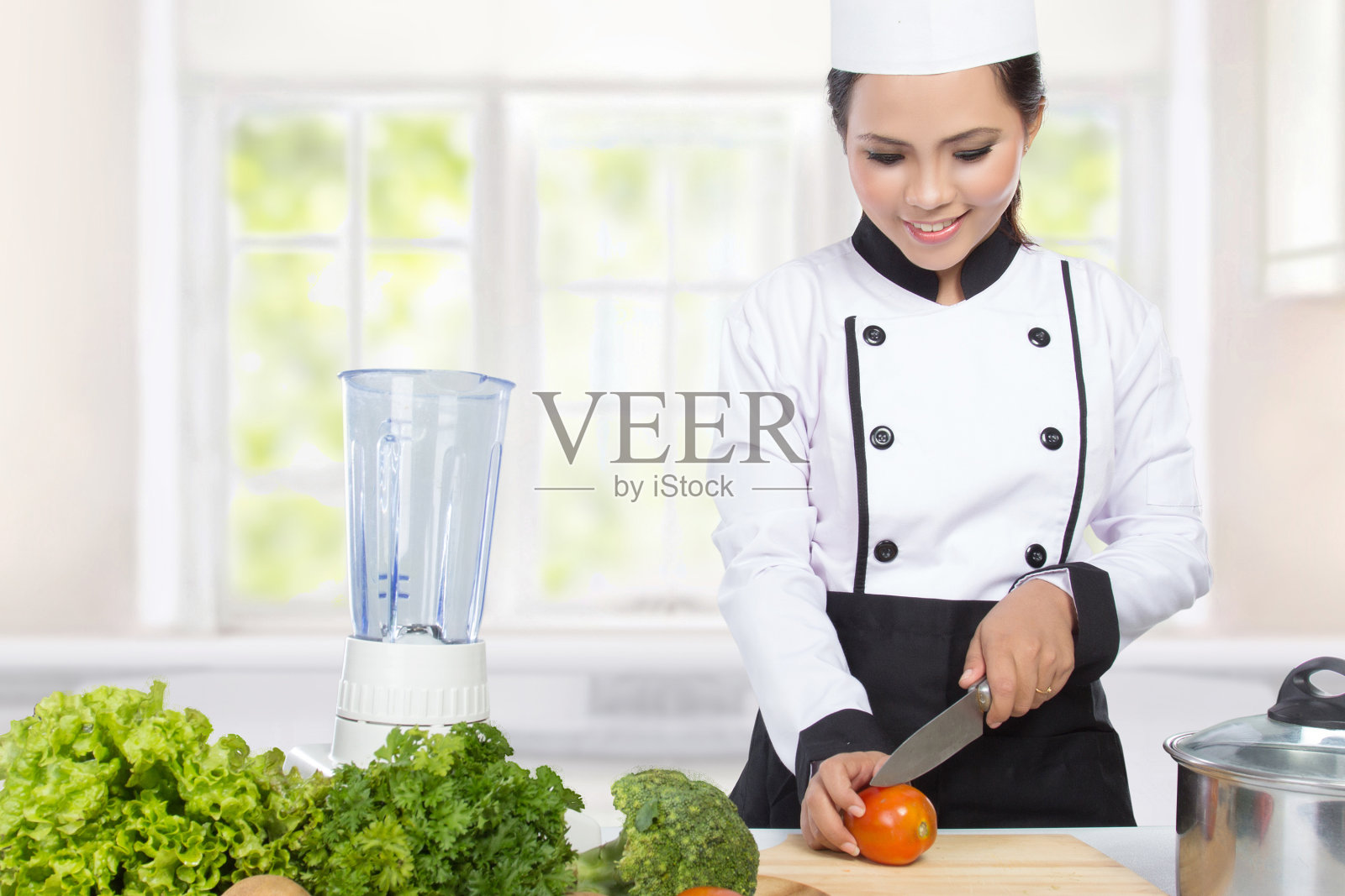 年轻女厨师烹饪照片摄影图片