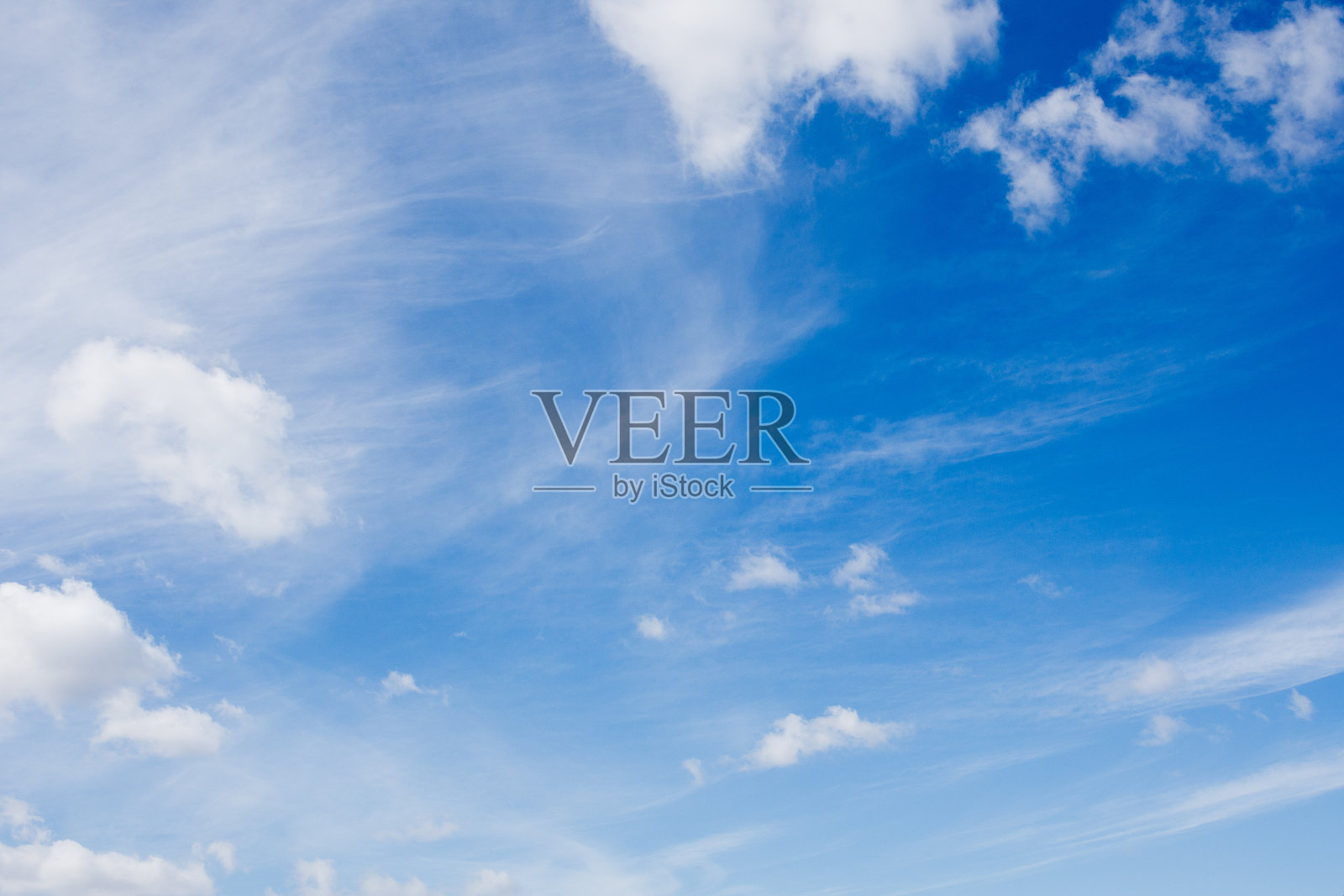 蓝色的天空和小云朵的背景照片摄影图片