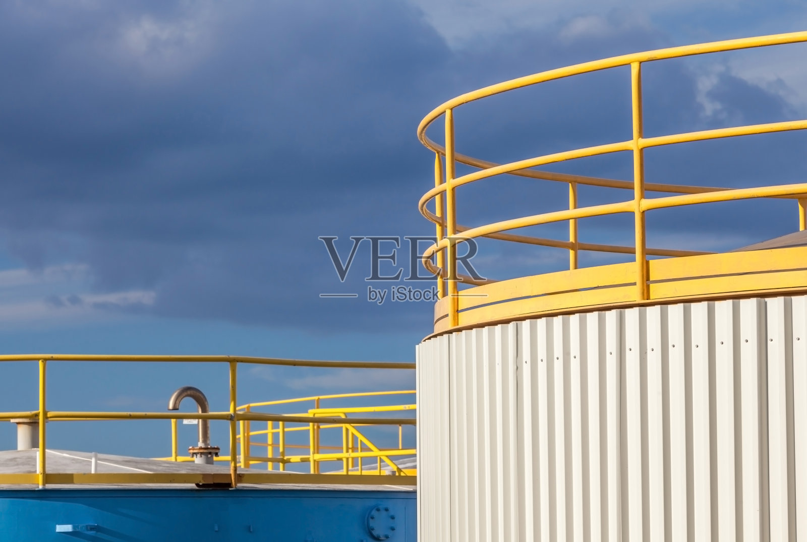 炼油行业大型工业储罐场黄顶。照片摄影图片