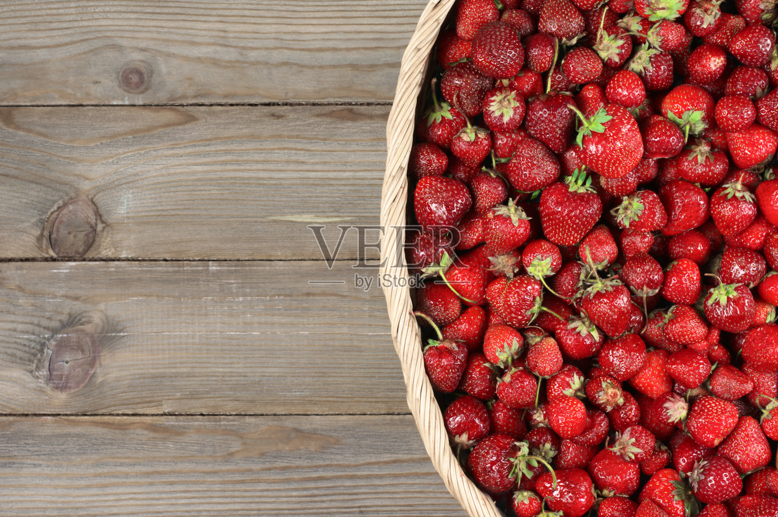 草莓在篮子里照片摄影图片