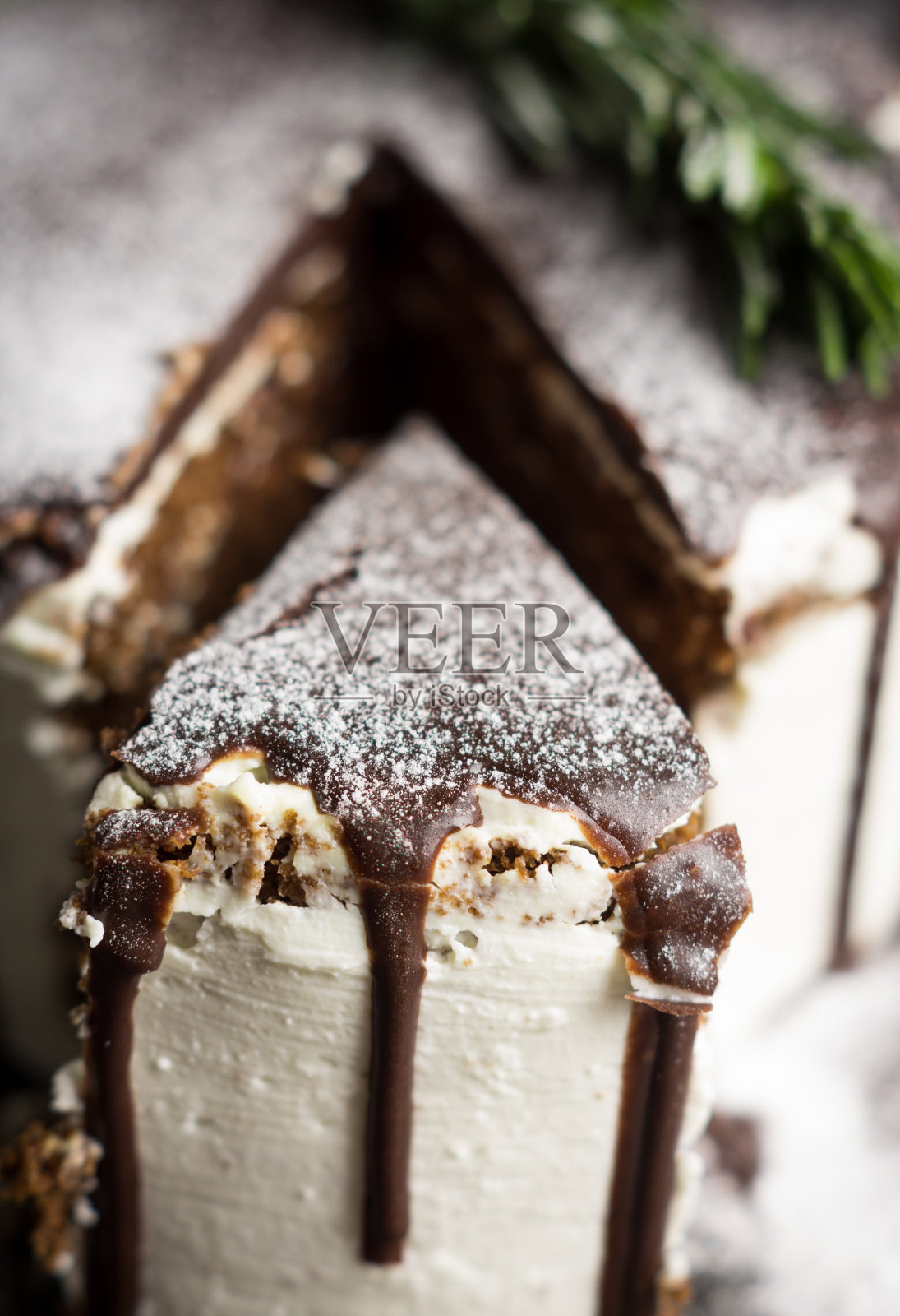 奶油蛋糕加巧克力釉照片摄影图片