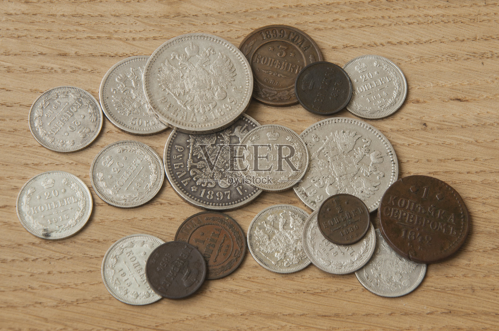 俄罗斯的旧银币和铜币,以木制为背景照片摄影图片