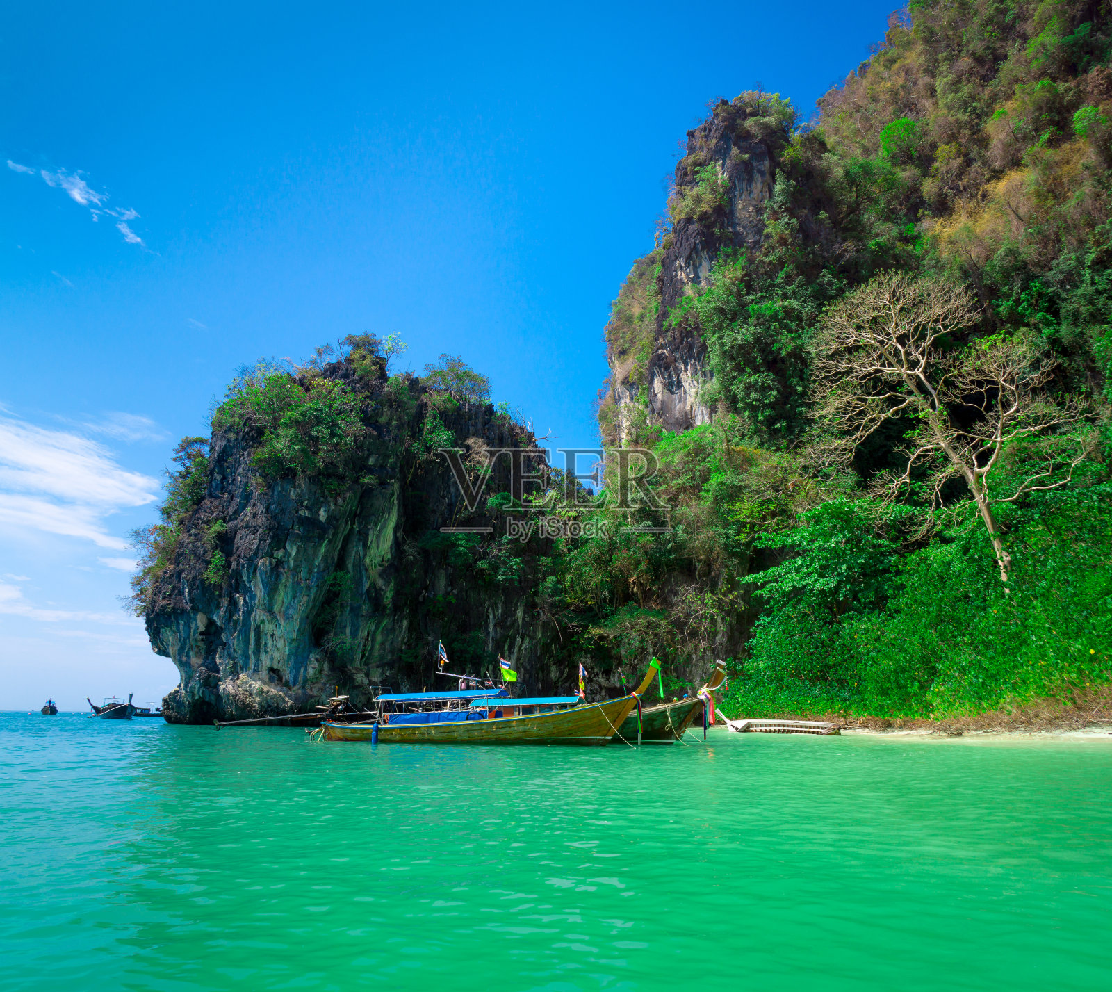 热带岛屿附近的传统长尾船照片摄影图片