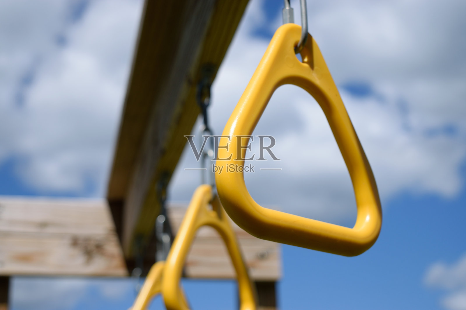 从操场设备下面看猴棒环照片摄影图片