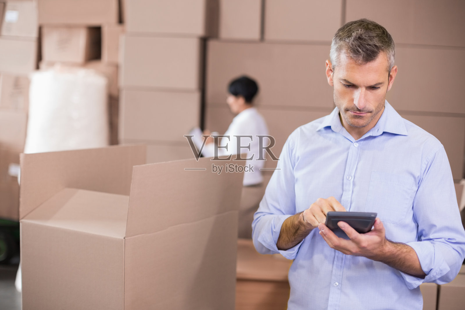 仓库经理在用计算器照片摄影图片