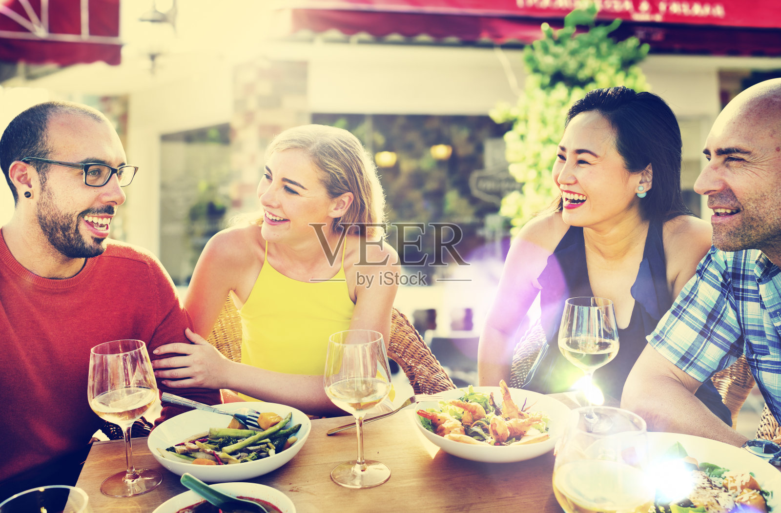 朋友友谊餐饮庆祝悬挂概念照片摄影图片