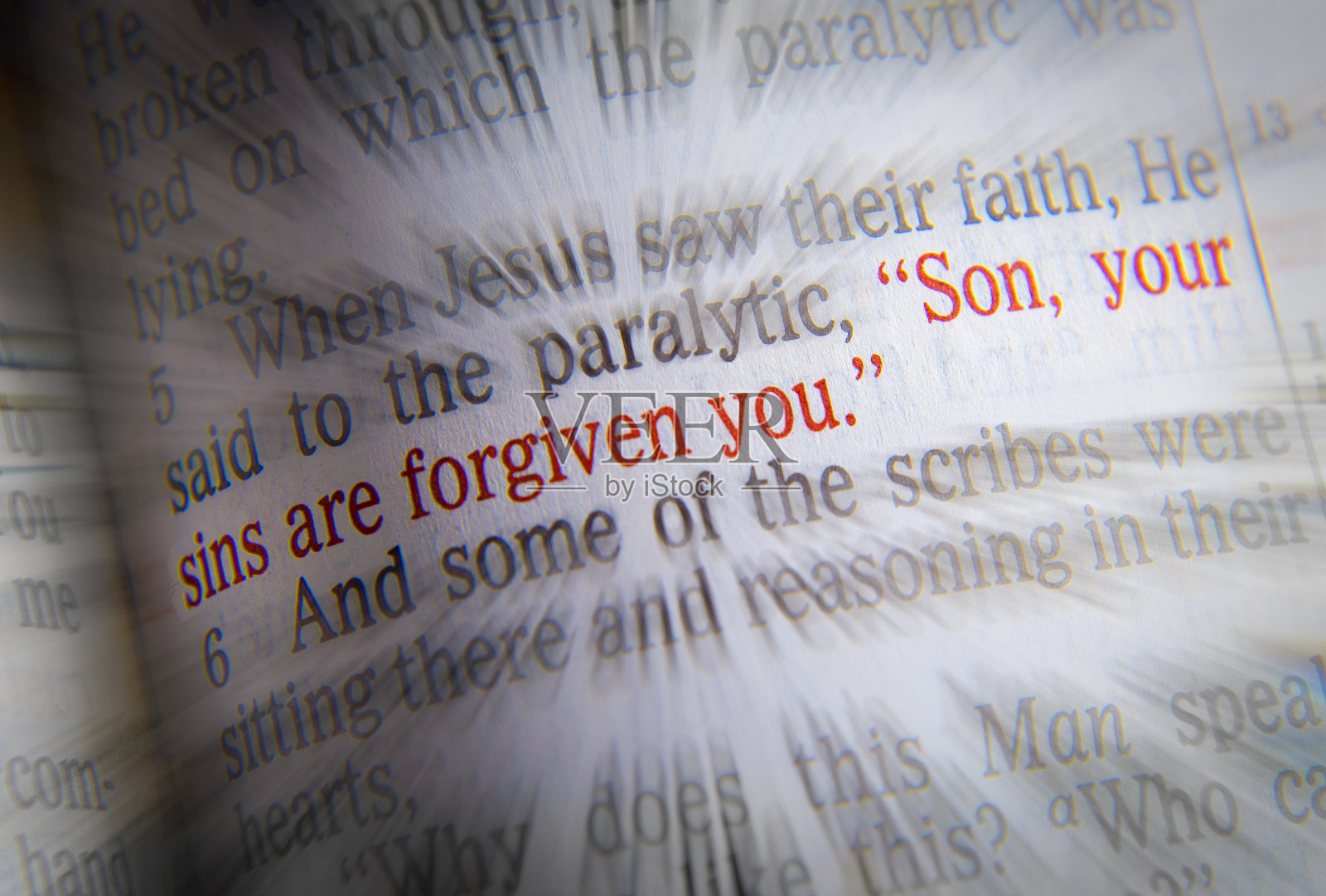 儿子,你的罪赦免了照片摄影图片