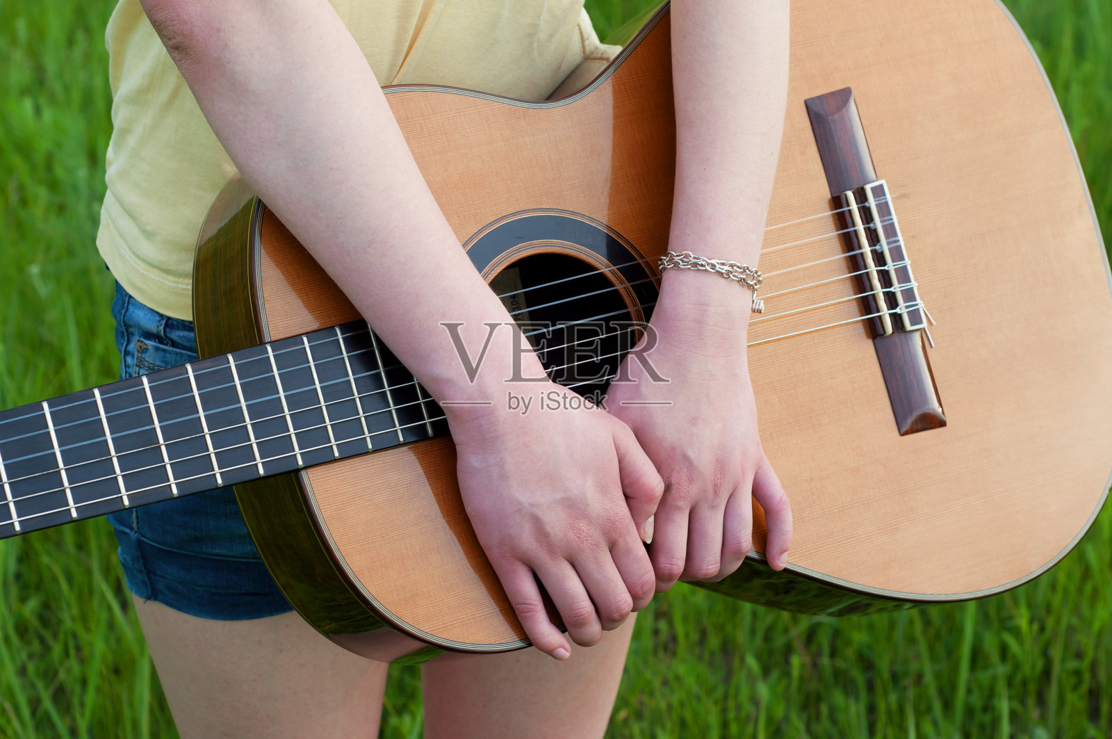 年轻女子拿着吉他照片摄影图片