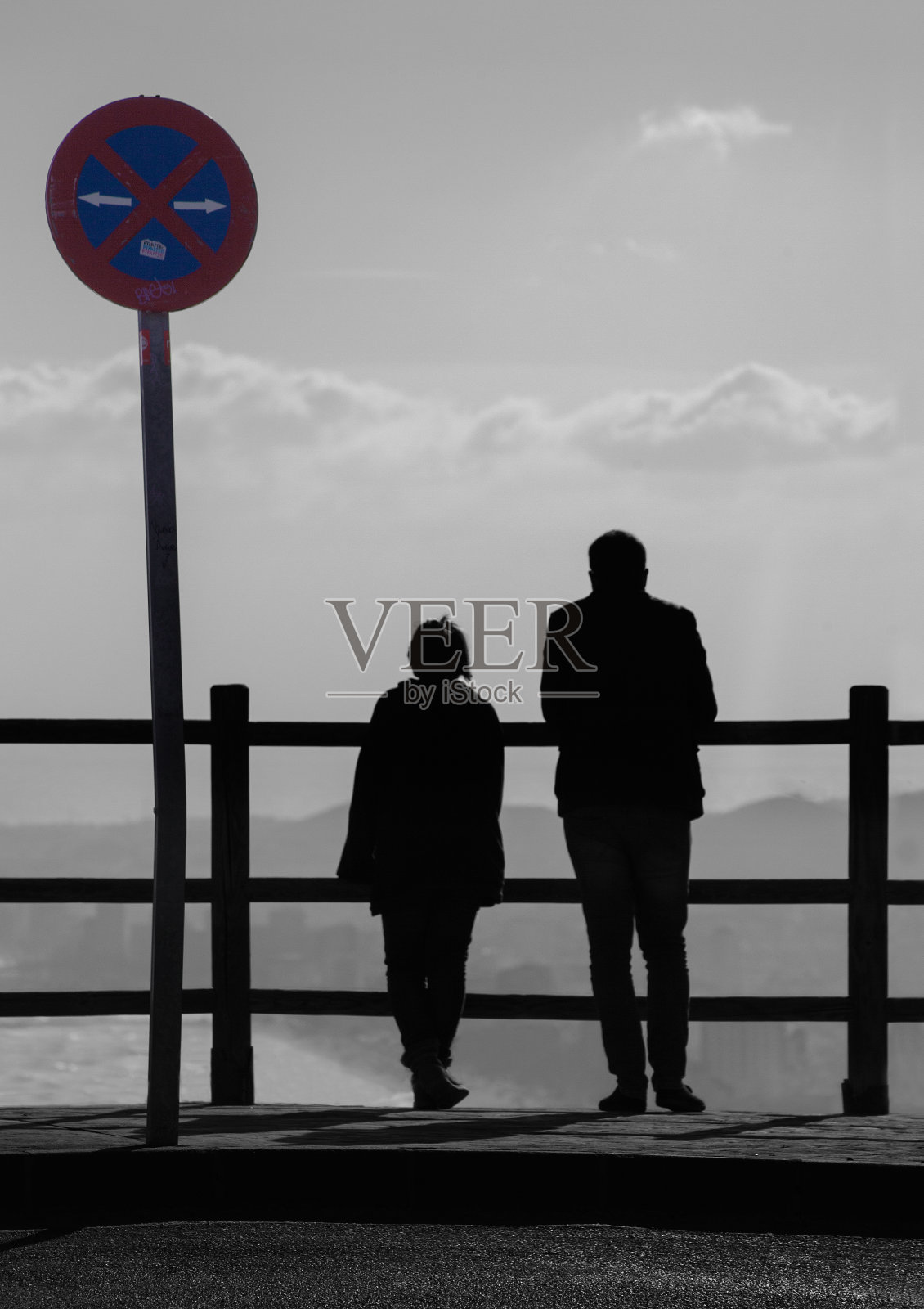 爸爸和女儿在一起看照片摄影图片