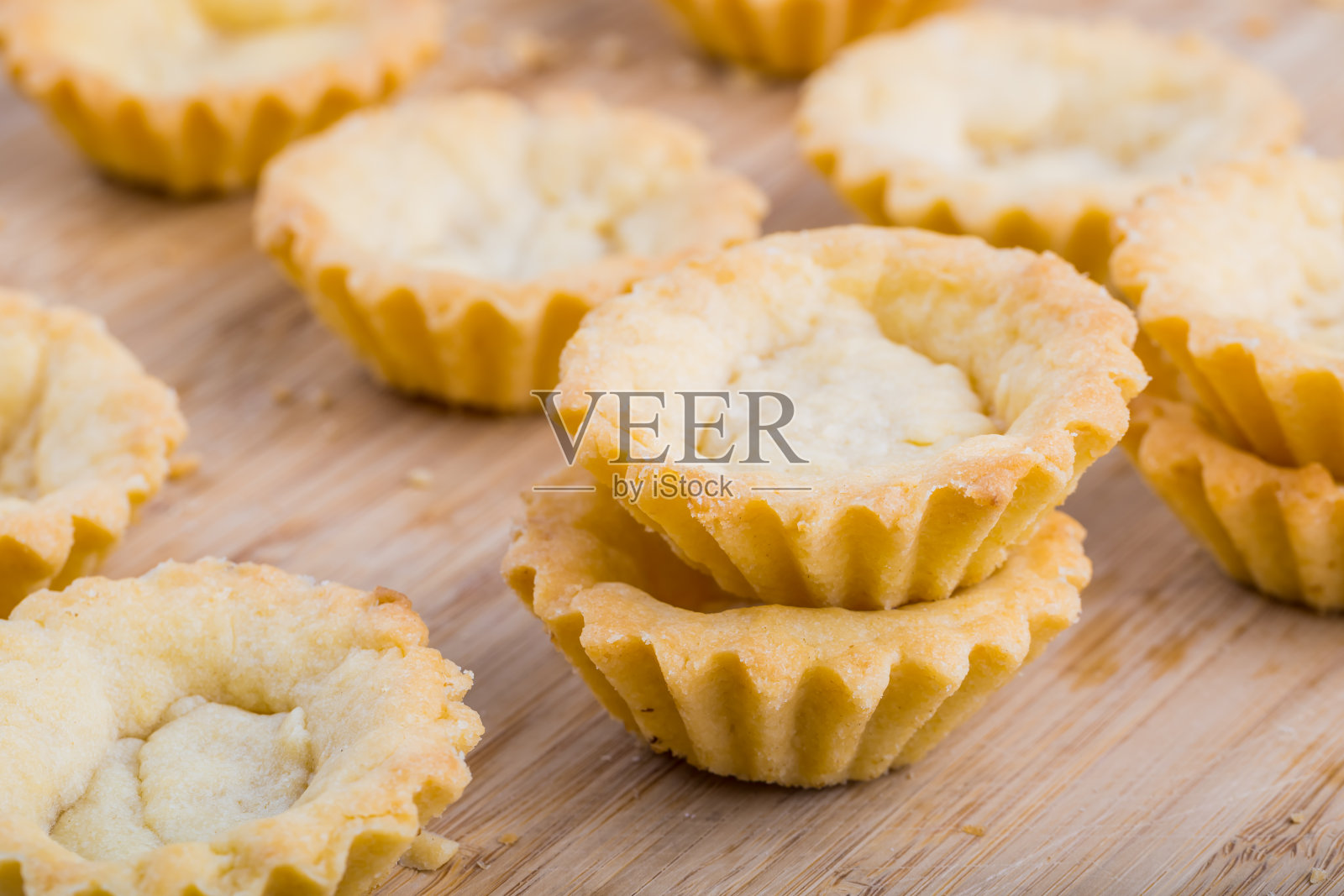 下半部分松饼不加奶油。照片摄影图片