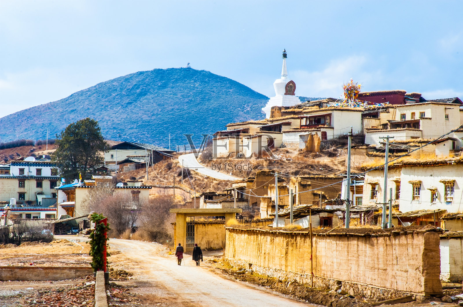 松赞林喇嘛庙附近的村庄照片摄影图片