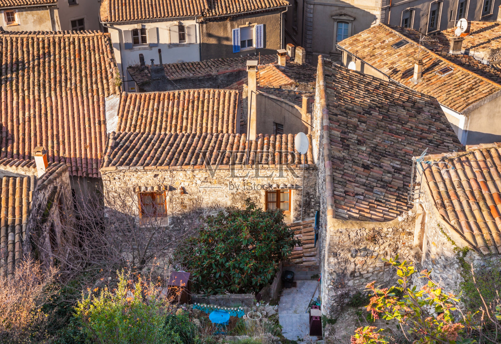在法兰西阿尔代什罗讷-阿尔卑斯的屋顶上照片摄影图片