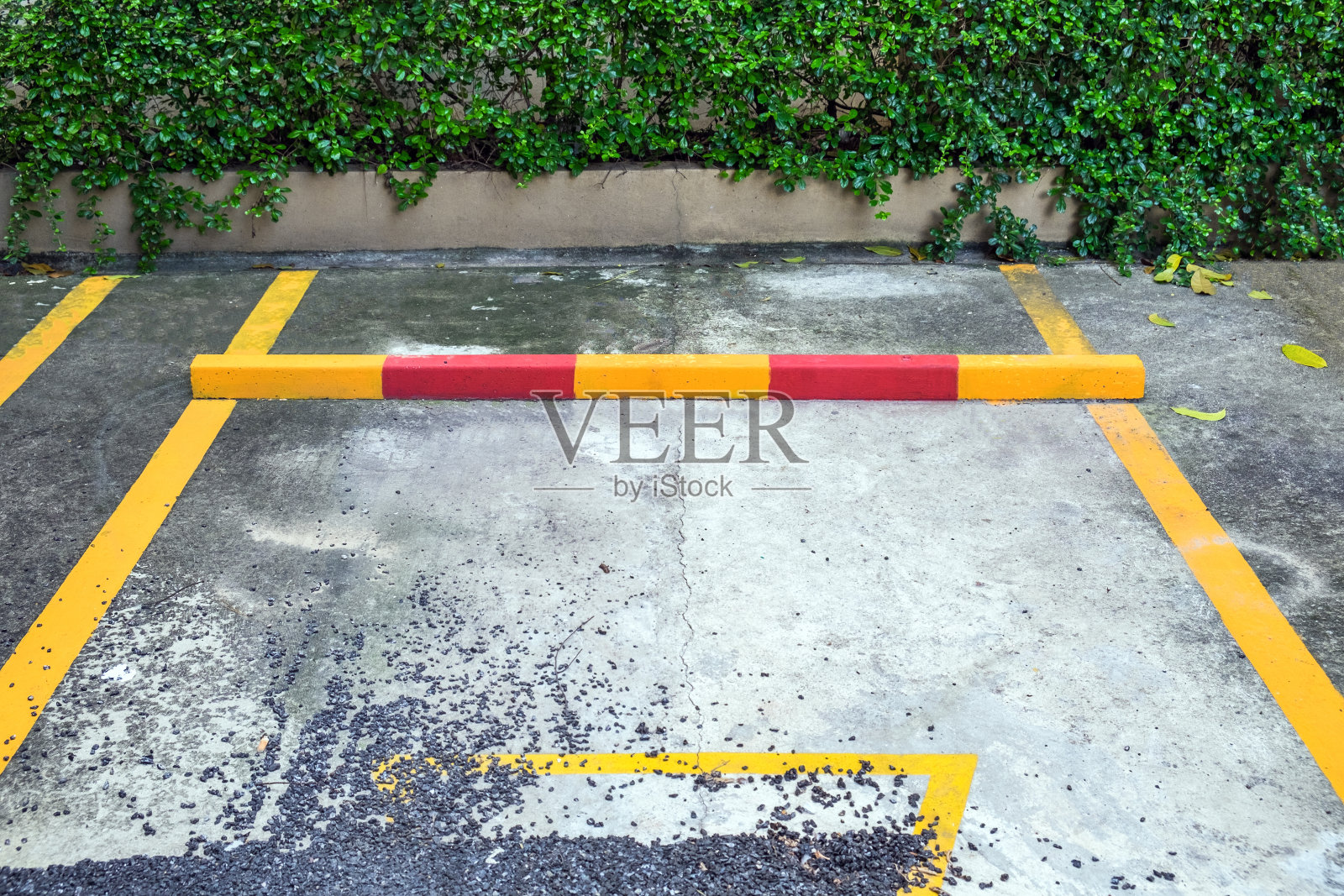 停车场内的黄色标线照片摄影图片