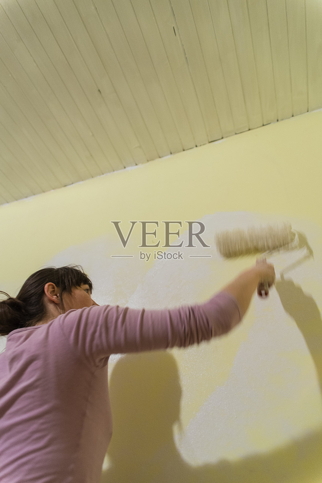 粉刷墙壁的女人照片摄影图片