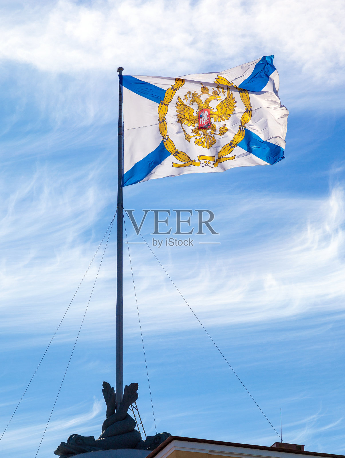 圣安德鲁旗悬挂在圣彼得堡的海军部大楼上照片摄影图片