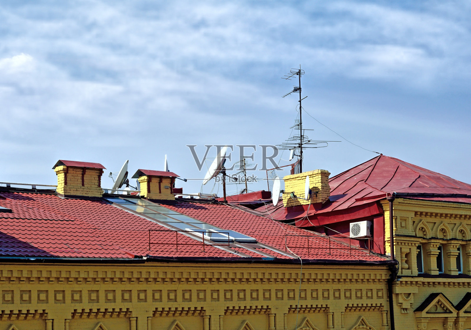 家庭电视天线安装在屋顶上照片摄影图片