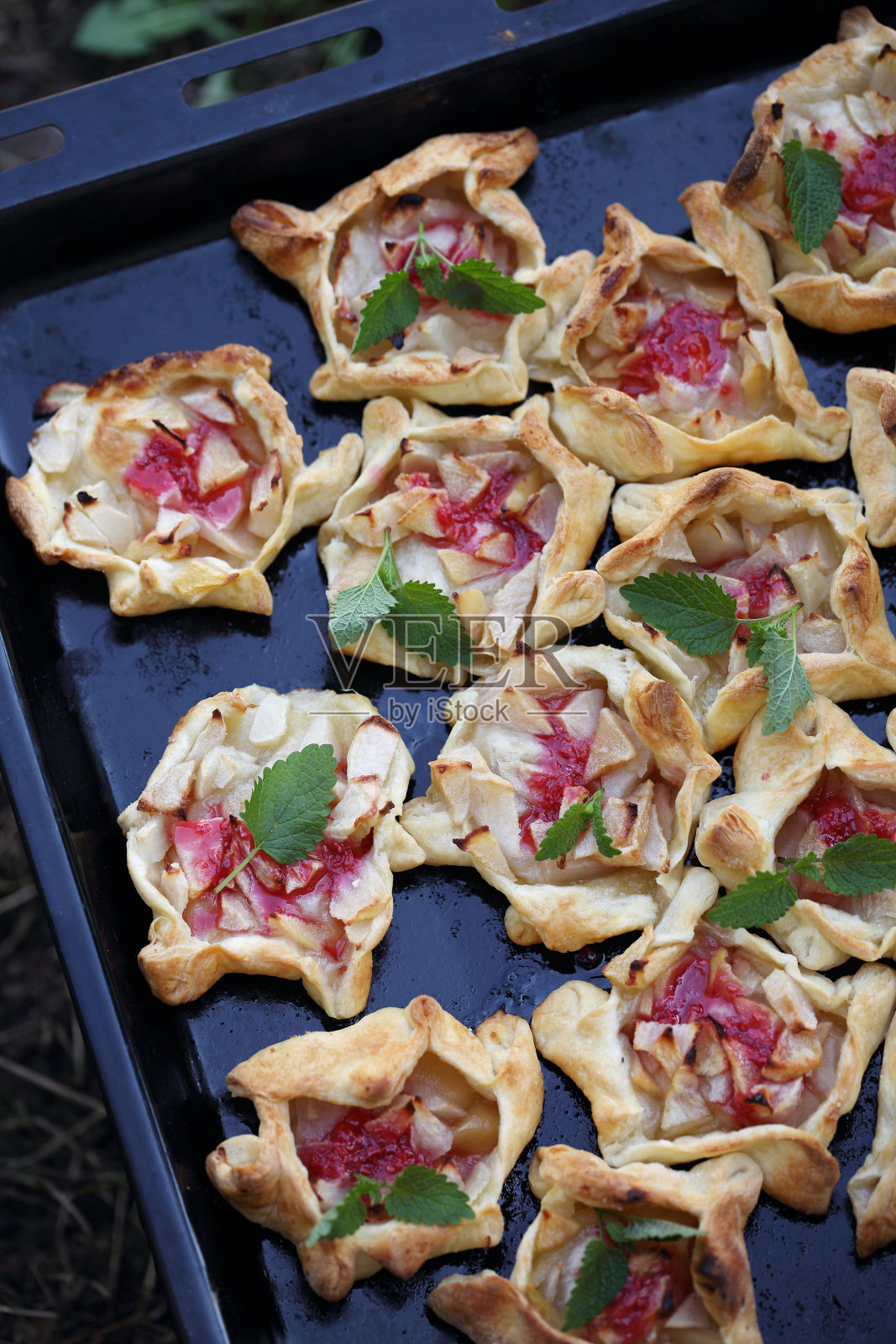 自制派放在烤盘上照片摄影图片