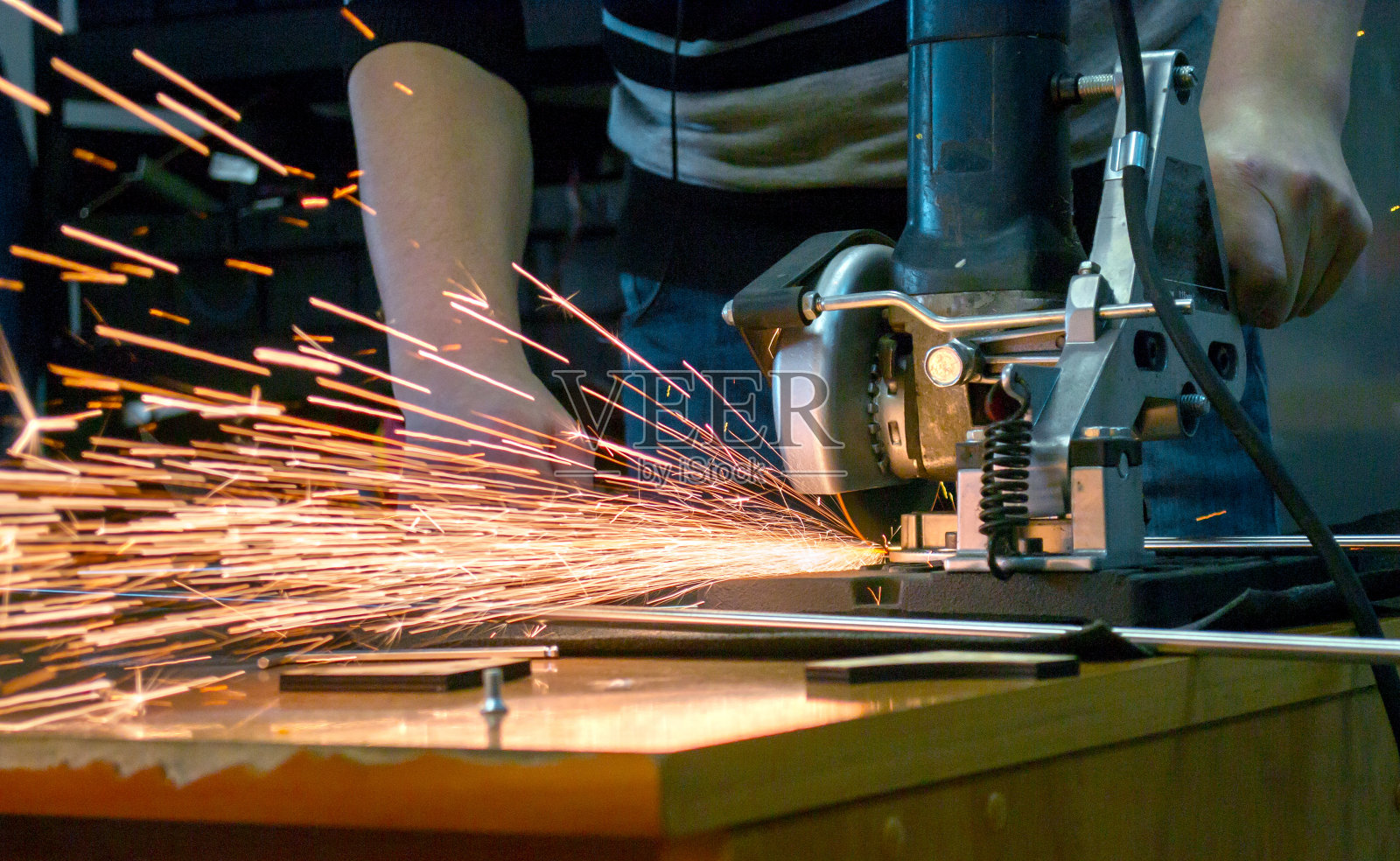 人切割金属和火花照片摄影图片