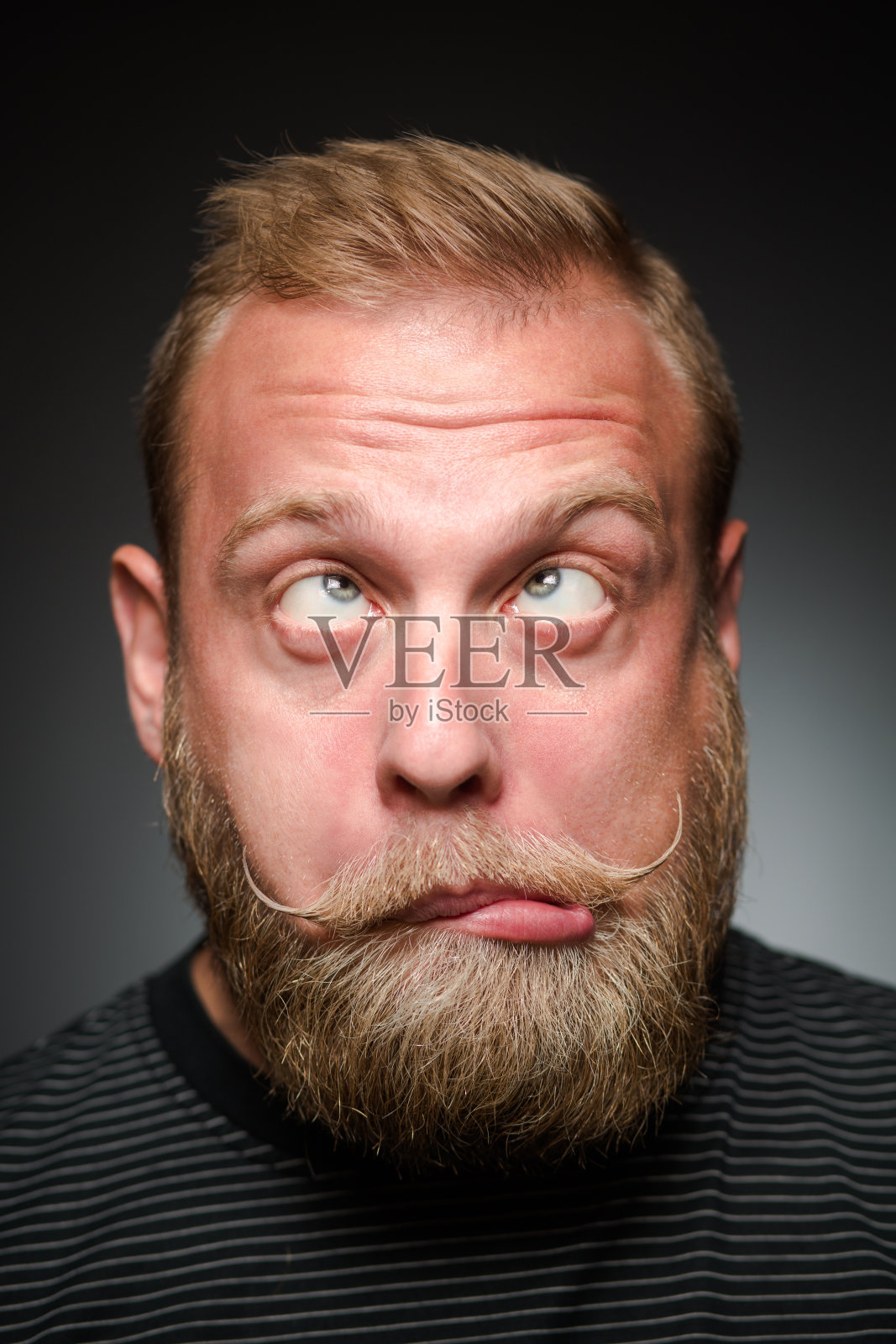 欺骗有胡子的男人照片摄影图片