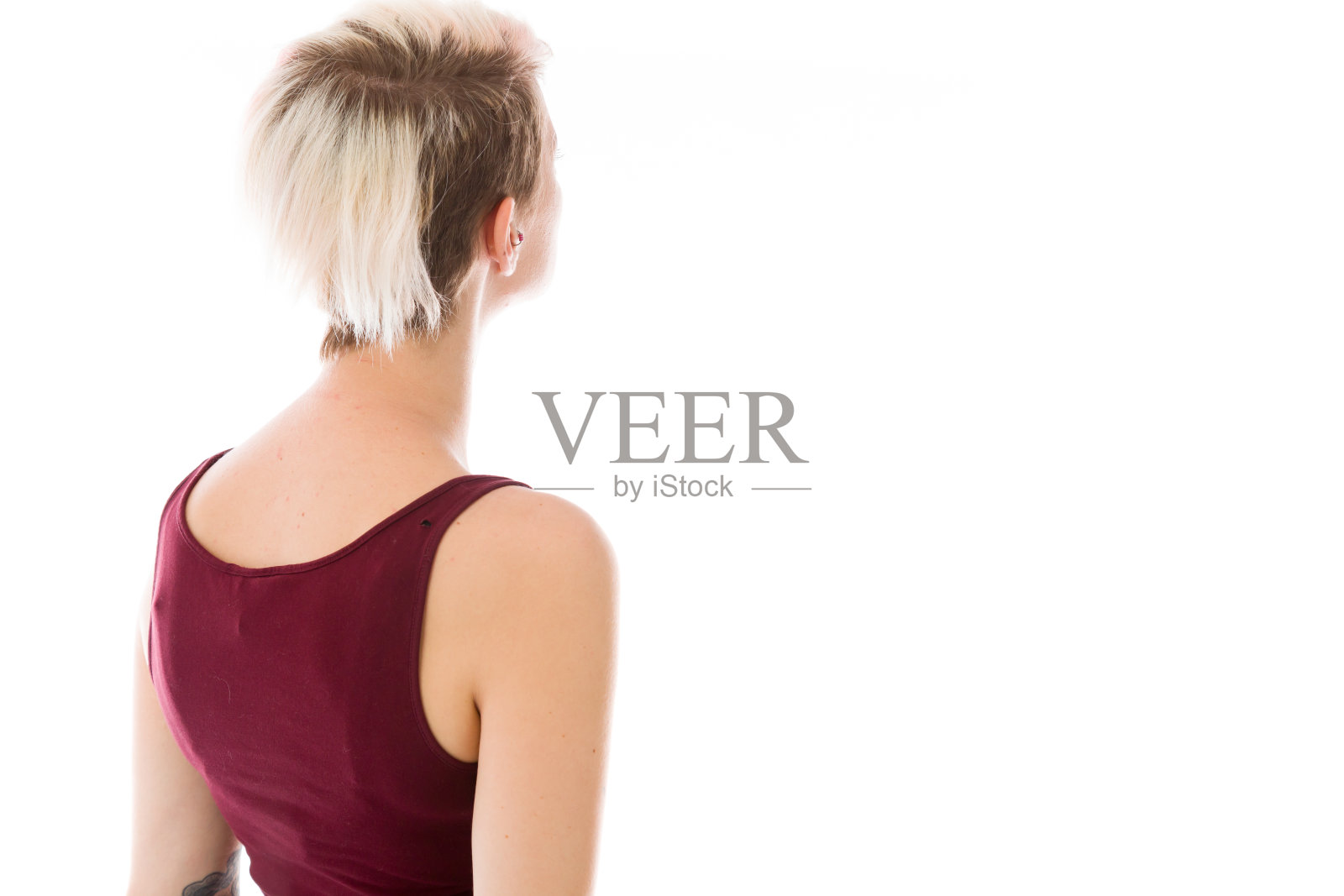 模型孤立在平原背景上向后看照片摄影图片