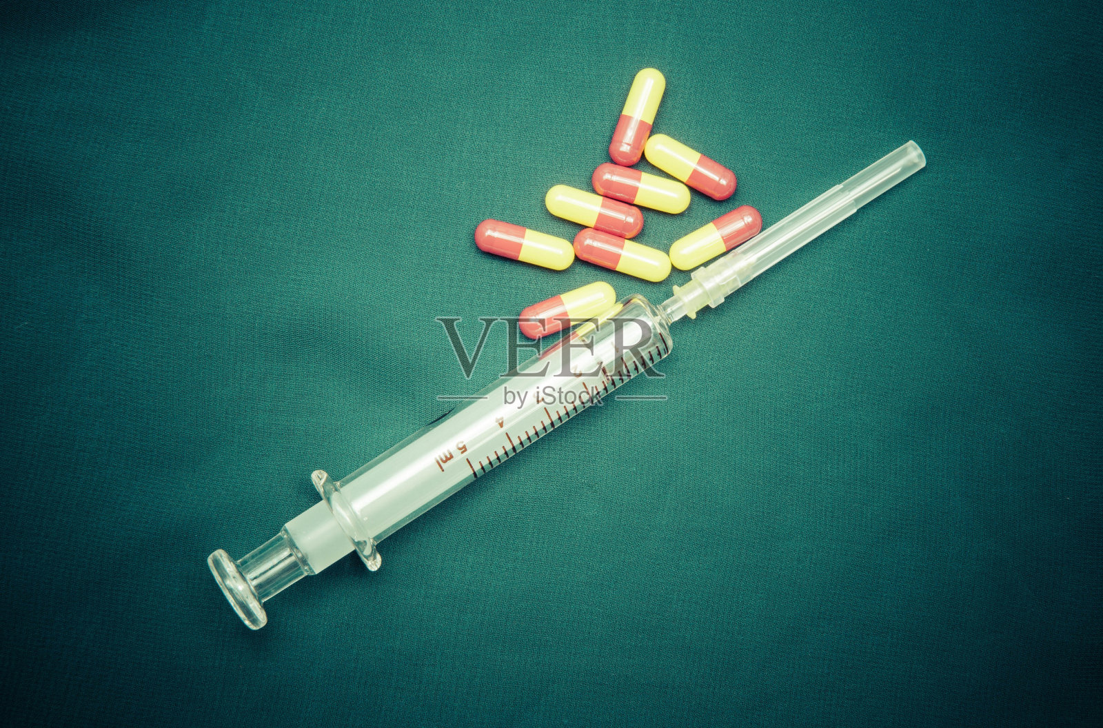 医用注射器和胶囊照片摄影图片