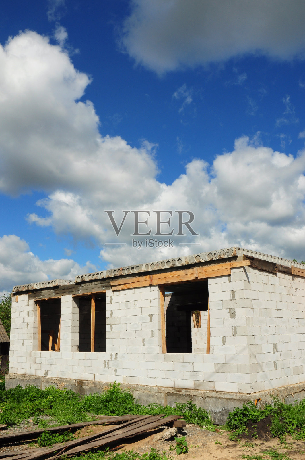 在蓝天上拍摄的未完工的白砖独栋住宅照片摄影图片