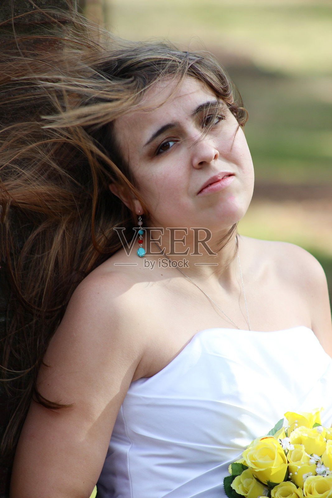 新娘在刮风的日子摆姿势照片摄影图片