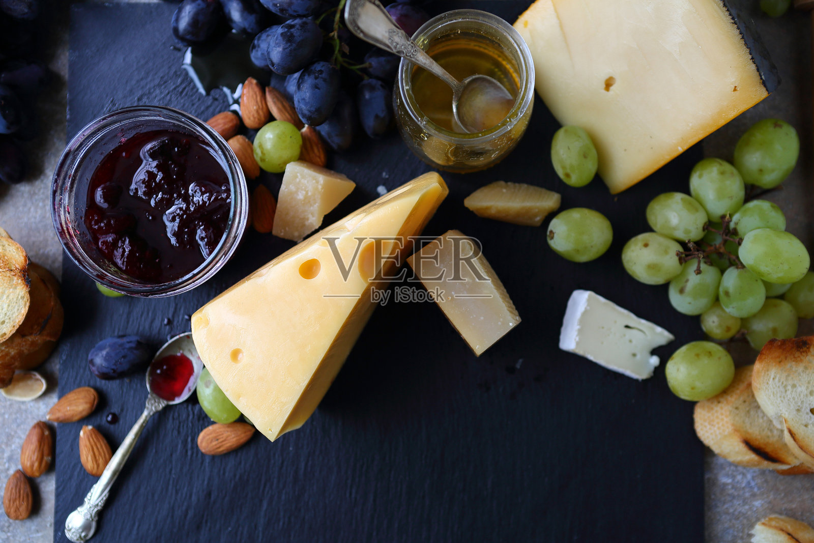 奶酪,果酱,蜂蜜,石板照片摄影图片