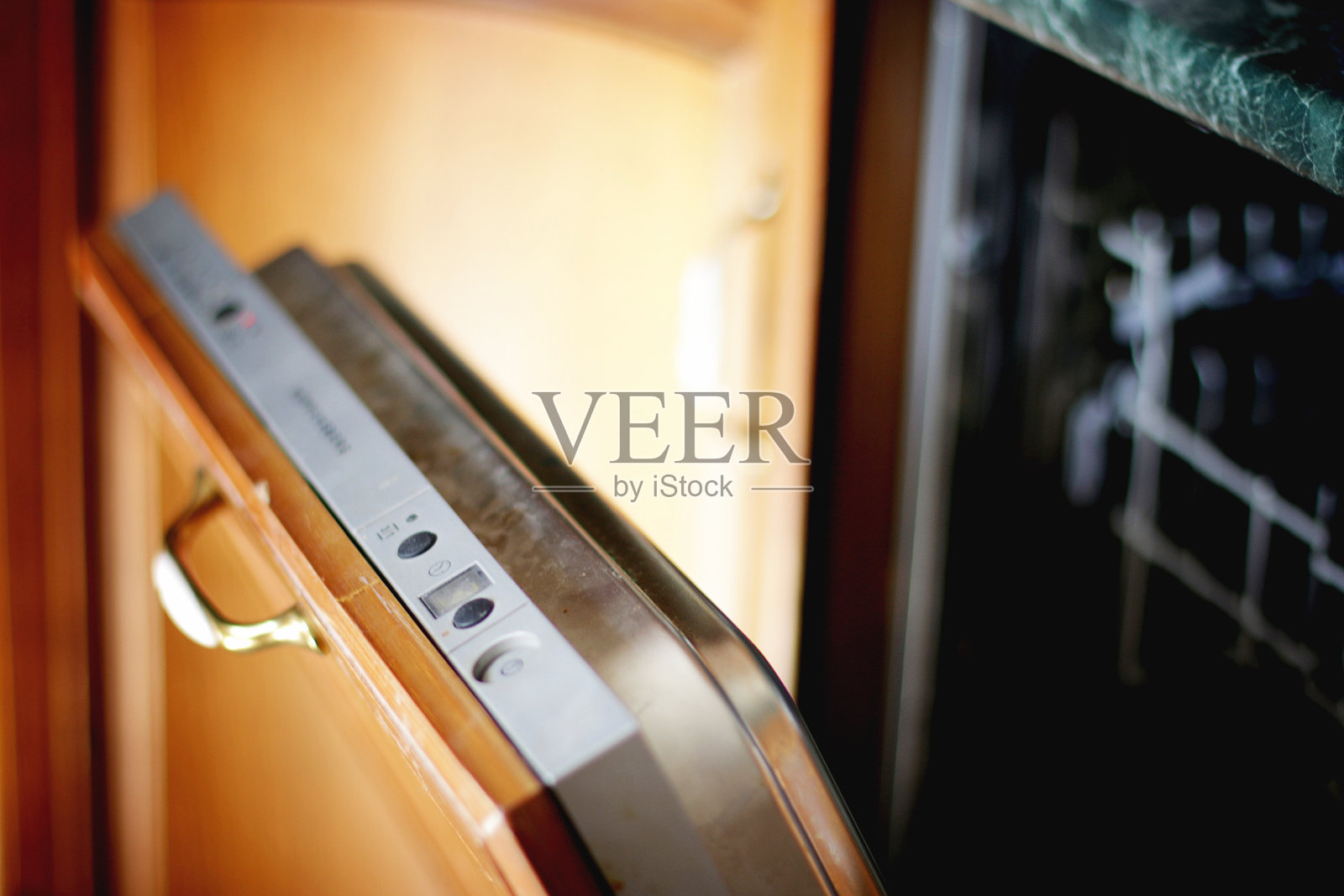 洗碗机概念的家庭主妇照片摄影图片