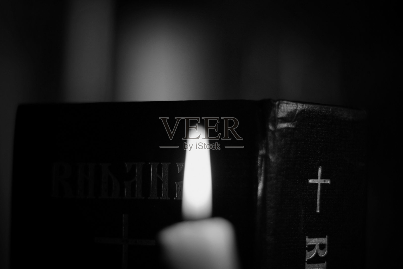 燃烧的蜡烛和圣经宗教照片摄影图片