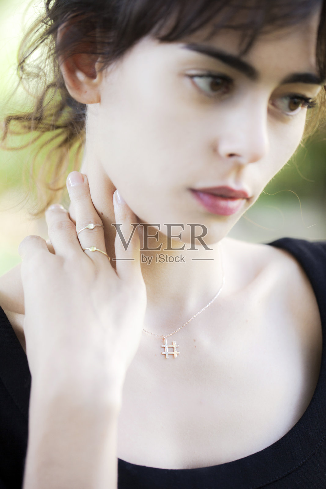 黑发的女孩照片摄影图片