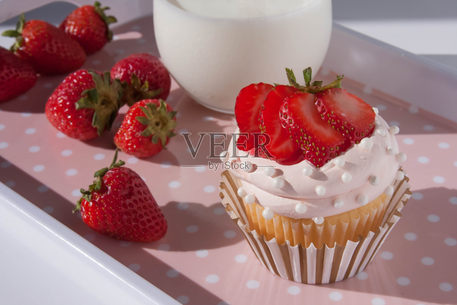 可爱的草莓蛋糕和牛奶照片摄影图片