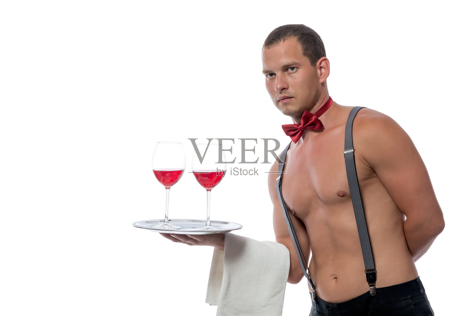 肌肉发达的侍者为女性提供饮料照片摄影图片