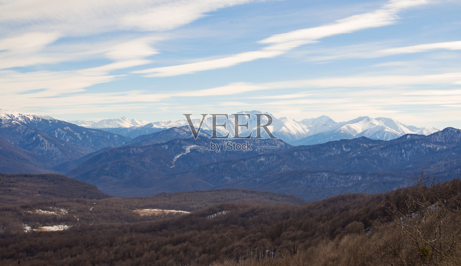 高加索山脉的冬日。照片摄影图片