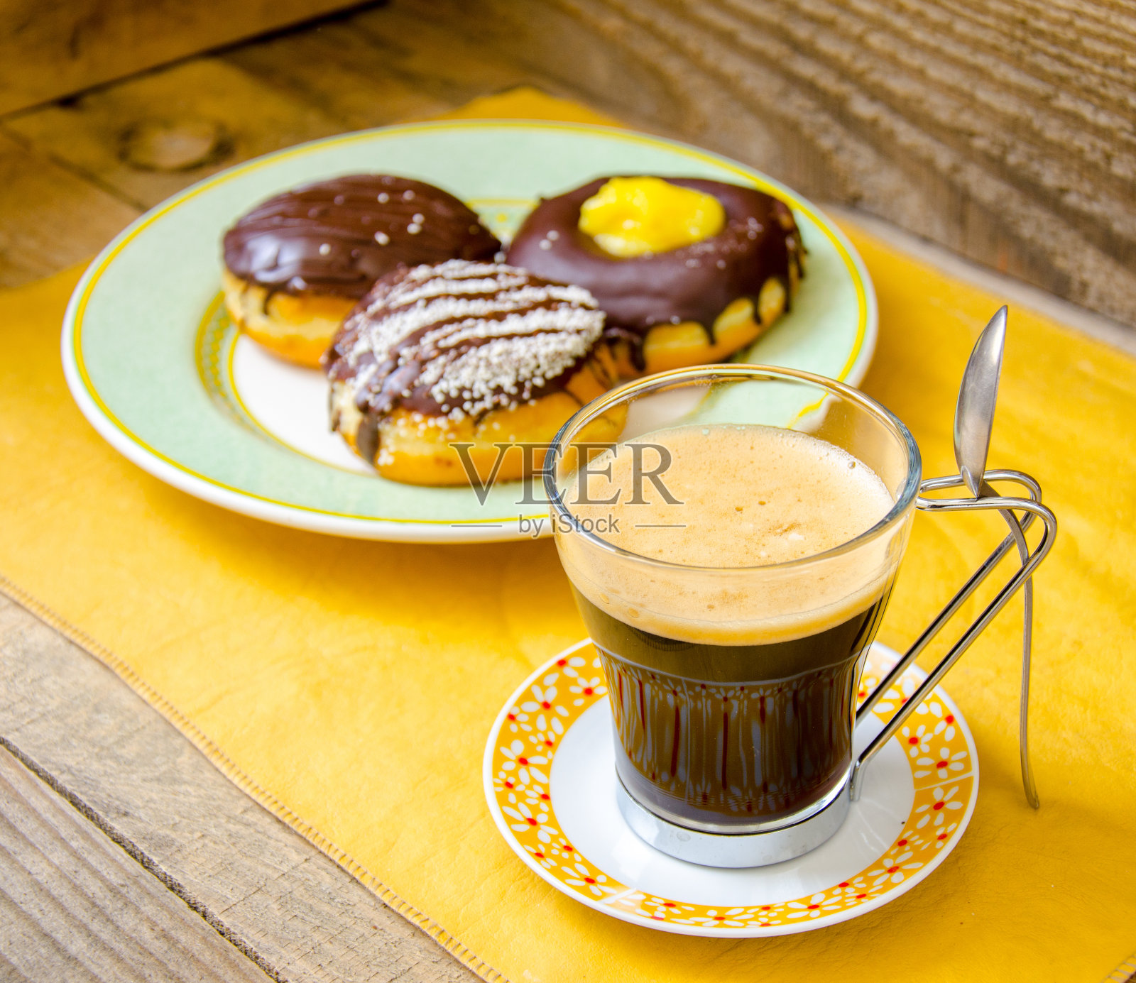 加黑奶油咖啡的甜甜圈照片摄影图片