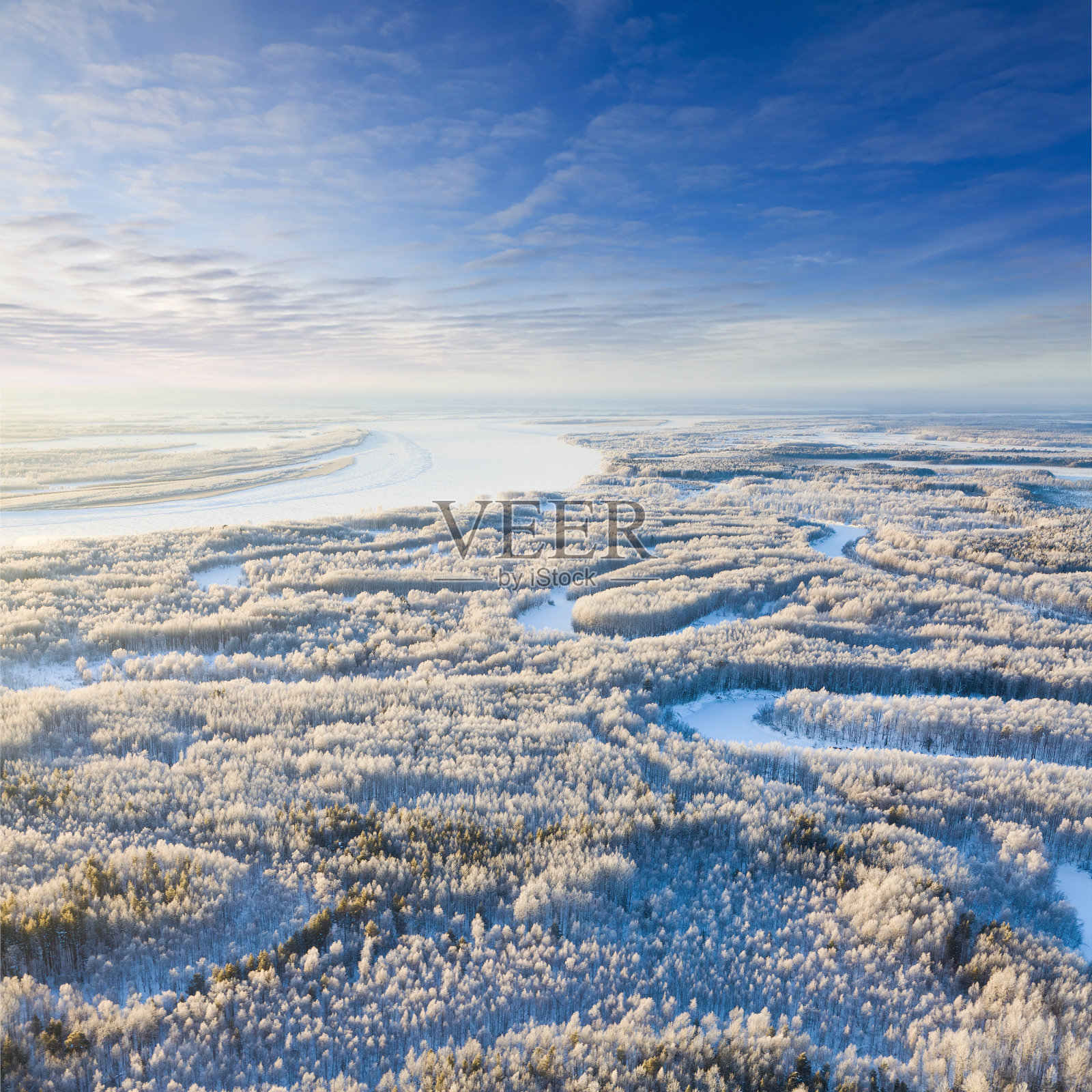 森林河在寒冷的冬天白天,俯视图照片摄影图片
