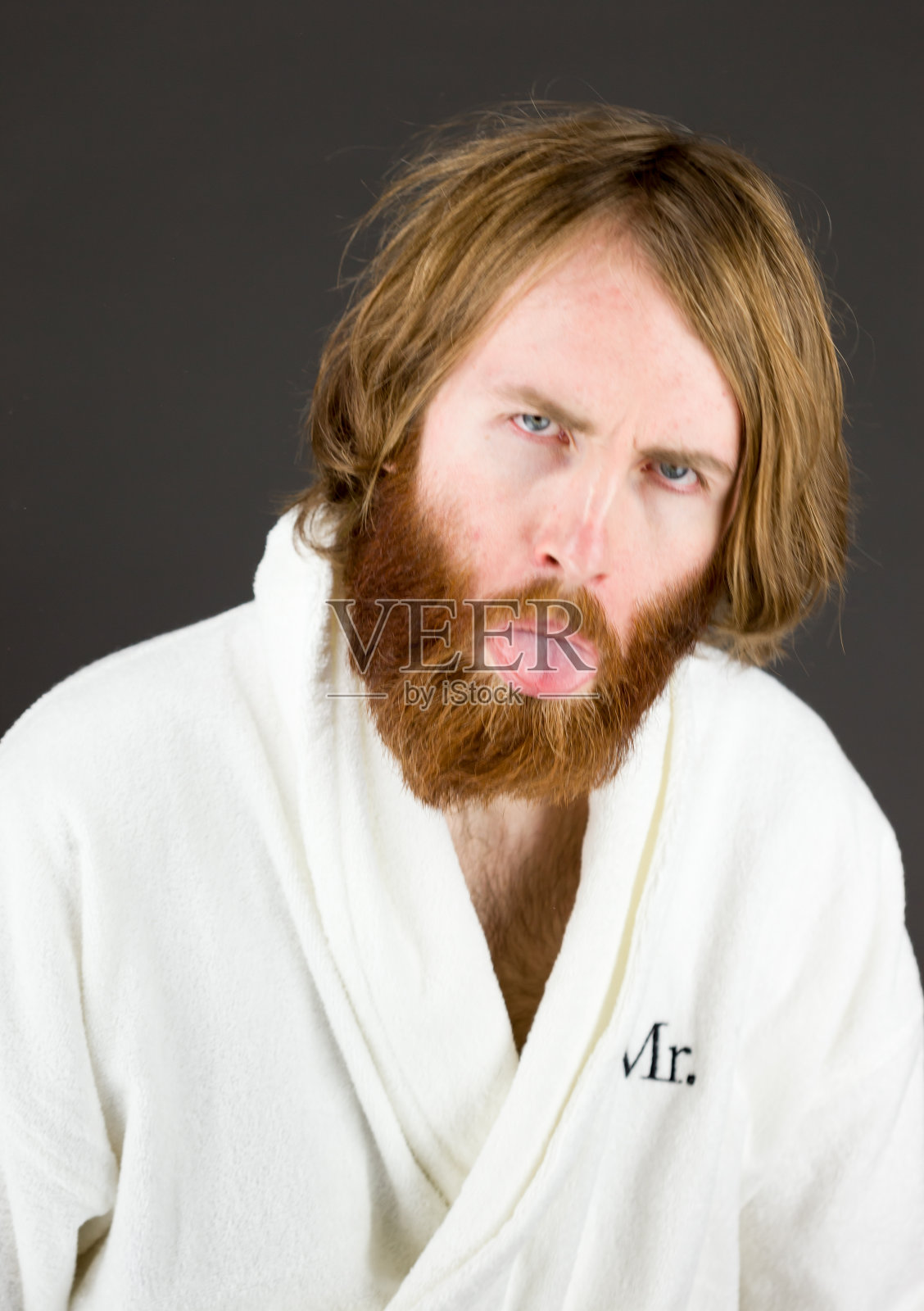 模型孤立在普通背景下,面部伸出舌头照片摄影图片