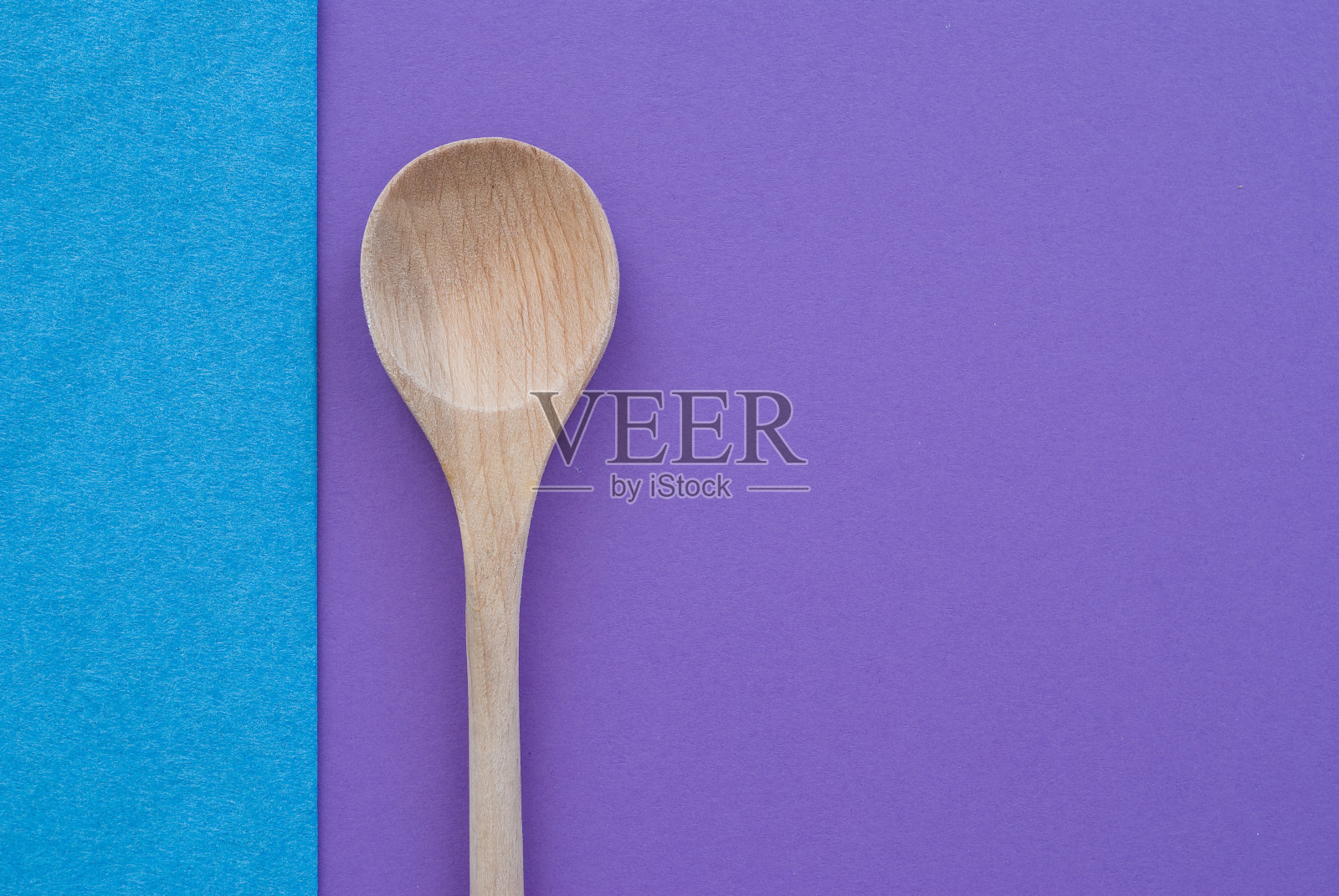 彩色背景上的木勺照片摄影图片