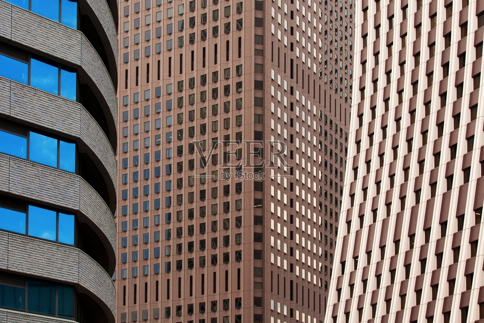 对比鲜明的城市办公楼照片摄影图片