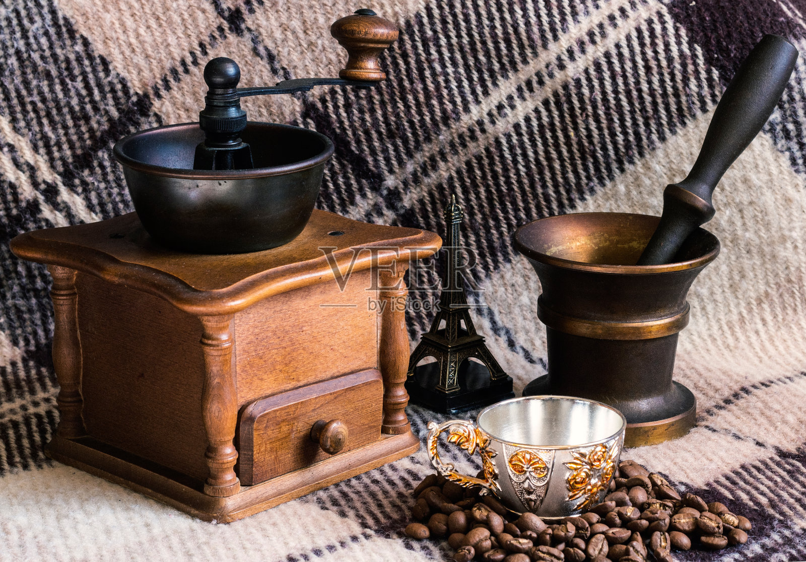 带杯的老式咖啡磨照片摄影图片