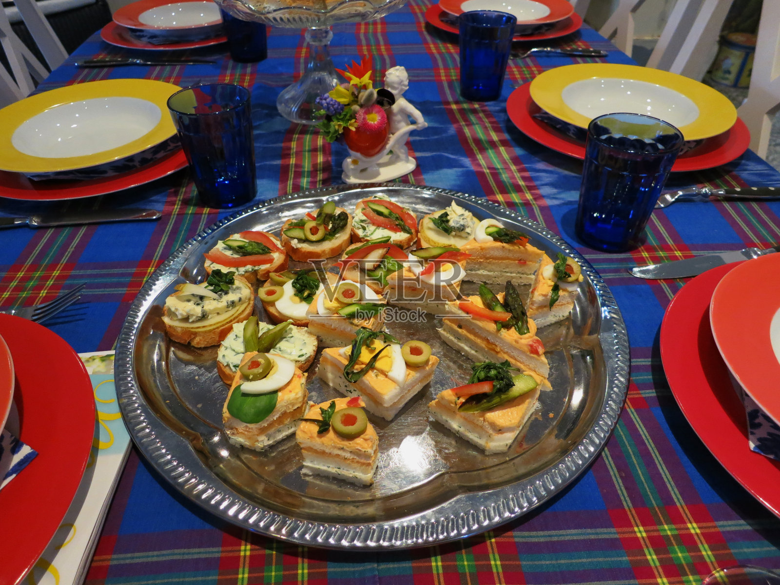 家庭烹饪。蔬菜开胃菜-三明治。照片摄影图片