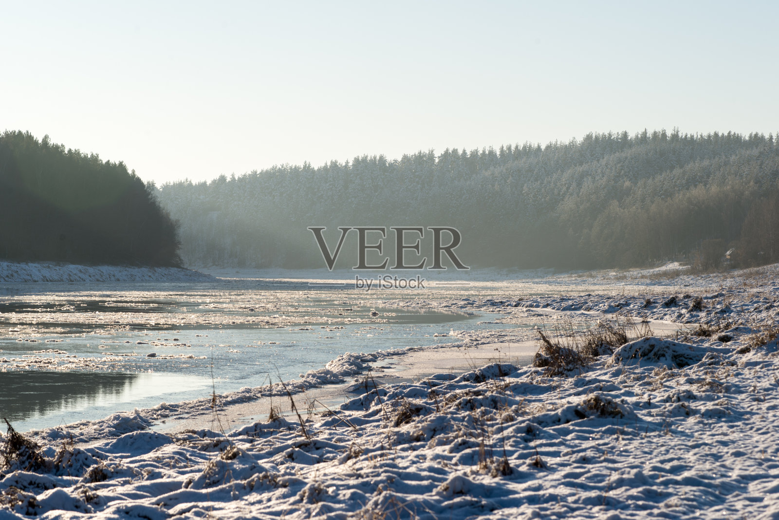 美丽的雪景和冰冻的河流照片摄影图片