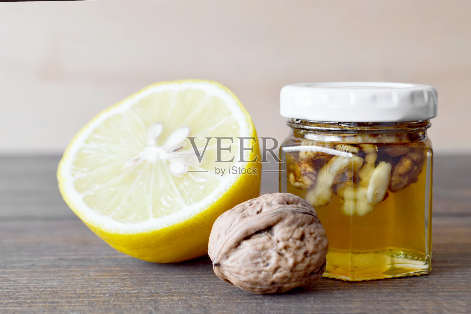 蜂蜜、核桃和柠檬罐照片摄影图片